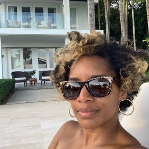 Meet your Posher, Whitni